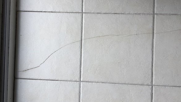 Photo problème réparation Réparation d'une fissure sur carrelage mural - PhotoTuto.fr